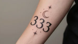 Image de l'article : Tatouage 333 : que cherche-t-il à vous dire ?