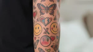 Image de l'article : Tatouages 90&rsquo;s : pourquoi cette tendance revient en force