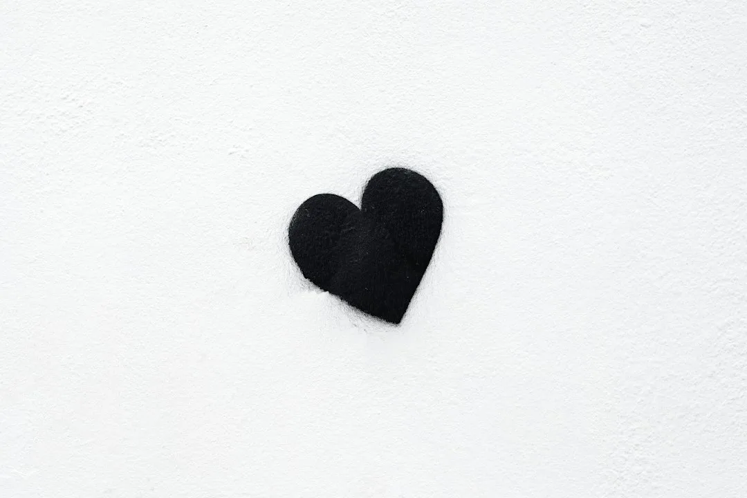 Tatouage minimaliste d'un symbole de cœur